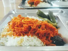دیگ دوستی در سلف دانشگاه گیلان برای دانشجویانی که غذا نگرفته‌اند