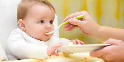 نوزاد از چه زمانی می&zwnj;تواند غذای کمکی بگیرد