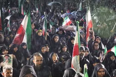 بیست و پنجمین شب در معراج شهدا؛ باران بارید، اما عزم سمنانی‌ها پولادین‌تر شد+ فیلم