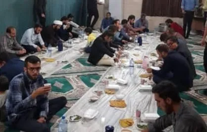 دانشجویان بسیجی با دانشجویان غیرایرانی بیرجند مراسم افطاری برگزار کردند
