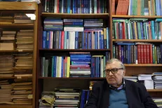 برخی‌ها در صف اول نماز جماعت می‌ایستند اما وجدان را زیرپا می‌گذارند!/ پاسخ‌های استاد ممتاز به استاد جوان