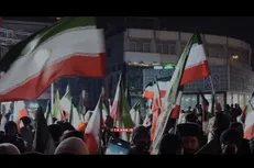 «من ایرانی‌ام»؛ خروش مردم با پرچم‌های ایران علیه اغتشاشگران+ فیلم