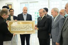 دیدار قالیباف با نخست وزیر پاکستان و اهدای اثر خوشنویس ایرانی