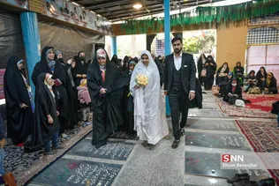 یک زوج شیرازی همزمان با فرارسیدن 22 اسفندماه، سالروز گرامیداشت مقام شهدا، آغاز زندگی مشترک خود را در جوار مزار شهدای گمنام گلزار شهدای این شهر جشن گرفتند.