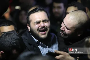 وداع با پیکر شهید محمد حسین حدادیانوداع با پیکر شهید محمد حسین حدادیان
