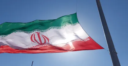 پرچم ۹۵ متری جمهوری اسلامی ایران در صالح&zwnj;آباد مهران به اهتزاز درآمد +فیلم