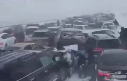 برخورد زنجیره&zwnj;ای ۹۵ خودرو در بزرگراه&zwnj;های قزاقستان