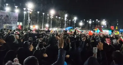 حضور حماسی مردم رشت در میدان تا پیروزی بر دشمنان ایران/ نوای حیدر حیدر رشتوندان در بدرقه شهدای گیلانی ناو جماران+فیلم