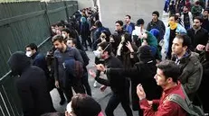 برخورد منفعلانه حراست دانشگاه تهران منجر به درگیری میان دانشجویان شد/ وضوح رد پای منافقان در آشوب‌های اخیر
