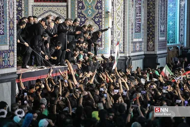ورود پیکر مطهر رهبر شهید به حریم نورانی ضریح امام رضا (ع) برای زیارت و طواف + فیلم