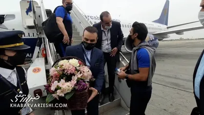 استقلالی&zwnj;ها را از روی باند فرودگاه به هتل بردند/ اسکورت آبی&zwnj;ها با ۵۰ اتومبیل!