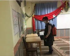 جهادگران دانشجوی قائن مدارس را برای حضور دانش آموزان ضدعفونی می‌کنند