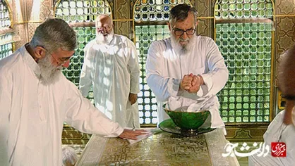 فیلم/ مراسم غبارروبی حرم مطهر امام رضا(ع) با حضور رهبرانقلاب