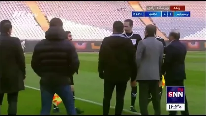 درگیری هواداران پرسپولیس و تراکتور روی سکو&zwnj;ها با پرتاب اشیا به سمت یکدیگر که موجب مصدومیت یکی از هواداران پرسپولیس شد و بازی برای دقایقی متوقف شد.
