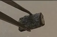 کشف شهاب سنگ ۲۰۰ گرمی در اصفهان؛ پژوهشگران اصالت آن را تأیید کردند