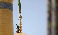 شست‌وشوی گنبد منور حرم رضوی همزمان با دهه کرامت