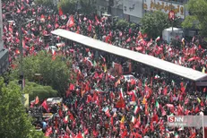 شرق و غرب از آزادی و آزادگی تو می‌گویند/ ماییم که بی تو بی قراریم آقا