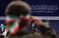 لحظه ورود رهبر معظم انقلاب به دیدار مردم آذربایجان شرقی در حسینیه امام خمینی (ره)