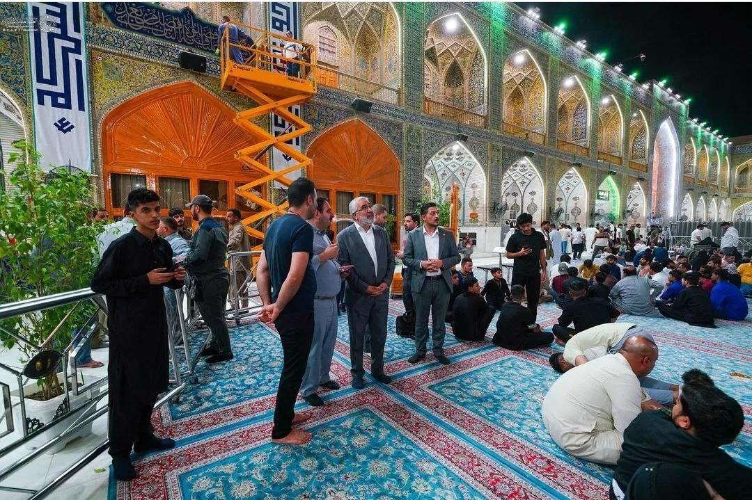 با فرا رسیدن دهه امامت و ولایت و در آستانه عید غدیر خم کتیبه‌هایی توسط خادمان بارگاه ملکوتی امیرالمومنین(ع) در حرم علوی نصب شد.

