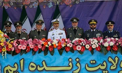 شخصیت&zwnj;هایی که در جایگاه ویژه رژه روز ارتش حضور دارند