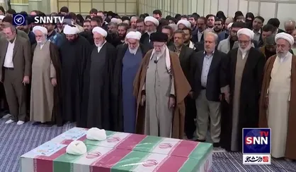 اقامه نماز رهبر انقلاب بر پیکر دو قاضی شهید، حجج&zwnj;اسلام آقایان شیخ علی رازینی و شیخ محمد مقیسه