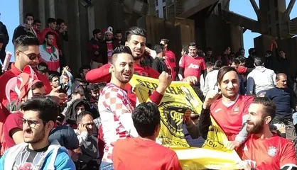 حاشیه دیدار سپاهان- پرسپولیس/ پرچم سوزی در اصفهان!