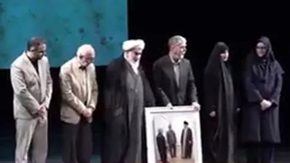اهدای قابی از عکس منتشرنشده دیدار شهید سپهبد رشید با رهبر انقلاب به سرکار خانم ترابی&zwnj;کیا همسر این شهید