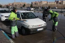 شست‌وشوی رایگان خودرو‌های شهروندان پس از آلودگی ناشی از آتش‌سوزی