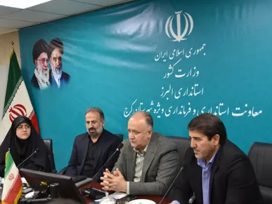 مدیران دستگاه‌ها برای حل مستقیم مشکلات مردم پای میز خدمت کرج می‌آیند