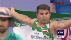 دور افتخار بیت سیاح با پرچم مقدس کشورمان پس از کسب مدال طلا