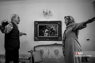 بابا جواد بعد از مبارزه با سرطان غدد لنفاوی و سکته قلبی سه ماه قبل حالا منتظر است تا تولد ۸۲ سالگی اش را جشن بگیرد، بابا جواد جوانی هایش را پشت کامیون به گشتن جاده های ایران و کشورهای همسایه گذرانده و بعد از بازنشستگی به کشاورزی روی آورده اما حالا بیشتر روی تخت و در تنهایی خلوت گونه اش در کنار همسرش نظاره گر روزهای در گذر است