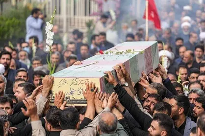 بدرقه باشکوه کاروان &laquo;اهالی بهشت&raquo; از گلستان شهدای اصفهان