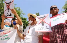 تصاویر بن زاید و پرچم اسرائیل در تونس به آتش کشیده شد