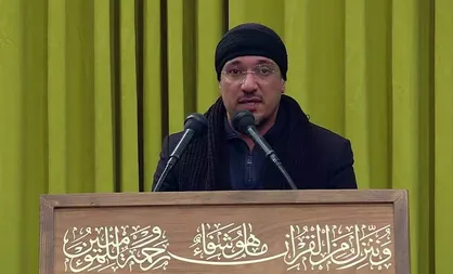 ببینید| تلاوت سوره کوثر توسط حمید شاکرنژاد در آغاز دیدار مداحان و شاعران با رهبر انقلاب