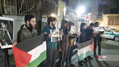 تجمع مردم و دانشجویان در مقابل سفارت آفریقای جنوبی