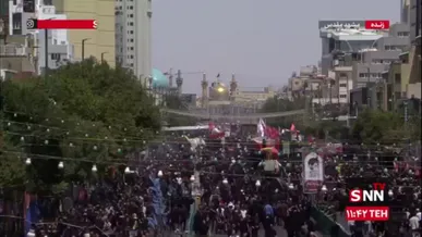 تصاویری از حرکت سیل جمعیت عاشقان امام رضا(ع) در مسیرهای منتهی به حرم مطهر رضوی، همزمان با ظهر روز شهادت امام رضا(ع)