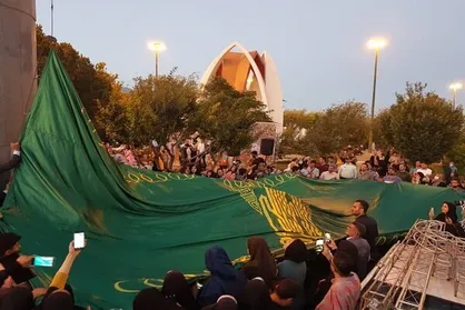 برافراشته شدن پرچم رضوی بر بام تهران