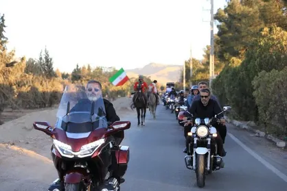ادای احترام معاون هماهنگ کننده وهییت موتورسوارن جمهوری اسلامی ایران بر سر قبر مطهر شهید پاکپور + فیلم
