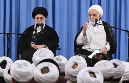 تفسیر نیم&zwnj;دقیقه&zwnj;ای حجت الاسلام قرائتی در حضور رهبر انقلاب