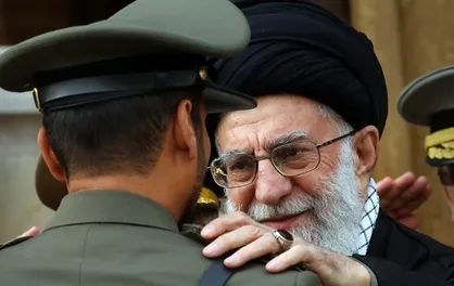 اهدای پرچم و نشان فداکاری به دانشگاه افسری امام علی (ع) ارتش
