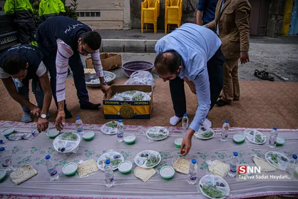 افطاری ساده در خیابان