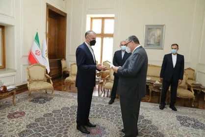 سفیر فنلاند استوارنامه خود را به وزیر امور خارجه کشورمان تسلیم کرد