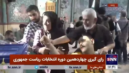 خانواده دارای فرزند معلول، رای خود را با دستان فرزندشان به صندوق انداختند