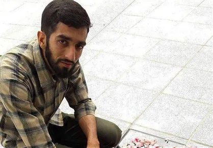 عکس/ گریه&zwnj;های شهید حججی در مراسم یادبود یکی از همرزمانش با لباس پاسداری