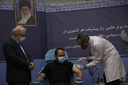 فرزند شهید فخری&zwnj;زاده اولین داوطلب واکسن فخرا+ فیلم