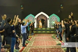 عزاداری شب چهارم محرم در حرم حضرت شاهچراغ(ع) شیراز با حضور عاشقان و دلدادگان اباعبدالله الحسین(ع) برگزار شد.