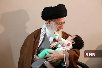 تصویری کمتردیده&zwnj;شده از رهبر شهید انقلاب در دیدار با خانواده شهید همدانی +عکس