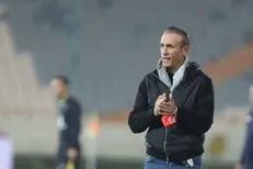 به جامانده از پرسپولیس - هوادار؛ عصبانیت شدید و لگد یحیی گل محمدی به بطری های آب+ عکس