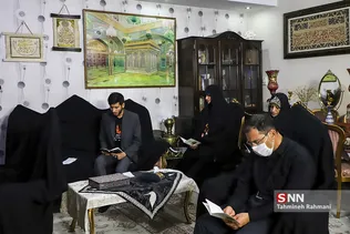 خانم کاظمی در ایام کرونا، روزهای شهادت اهل بیت، مراسم روضه خانگی را در خانه اش با تعداد محدود و رعایت دستورالعمل های بهداشتی برگزار می کند.