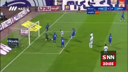 گل سوم استقلال به هوادار در وقت اضافه که با بازبینی VAR آفساید اعلام شد